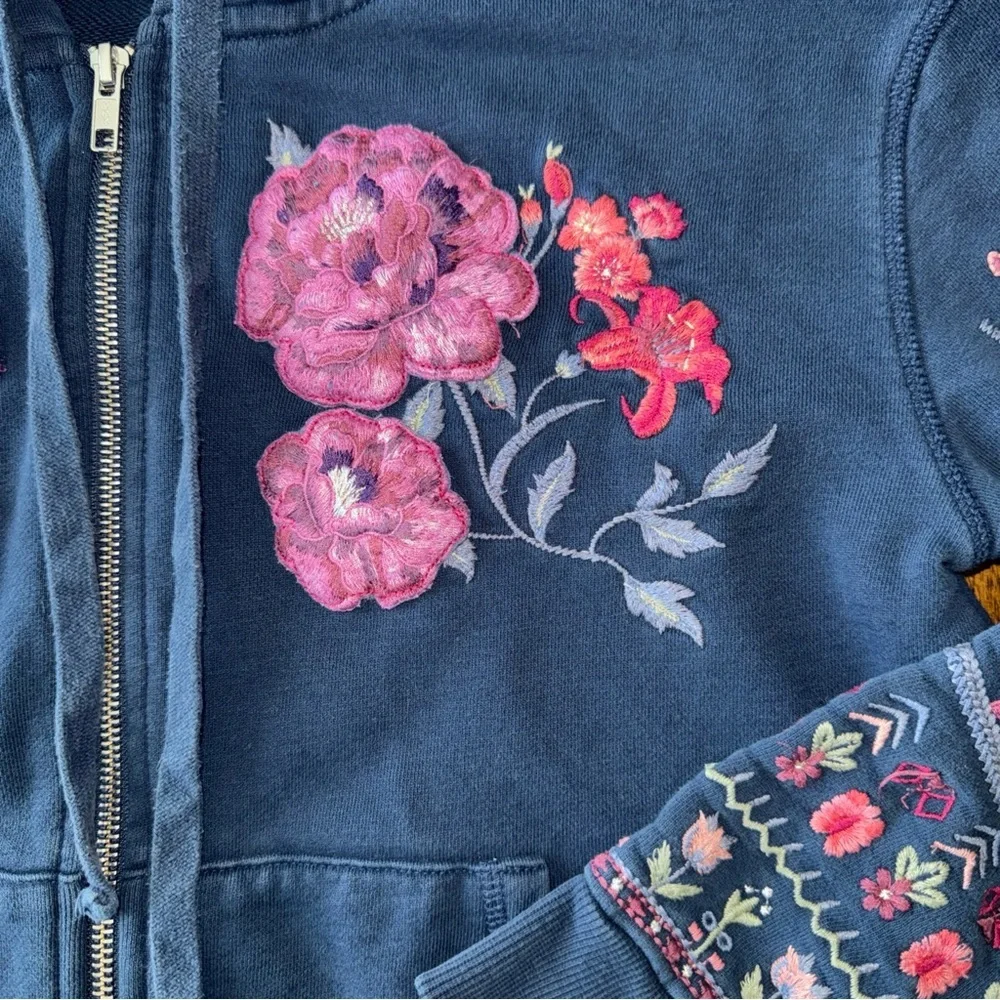 Driftwood Teddy Navy Blue Hooded Sweater Floral Embroidered Design Women's XS - Picture 4 of 12